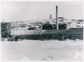 Malmupplag i Luleå station. 1888-03-12  det första malmtåget kom ned till Luleå. Stationshuset färdigtbyggdes 1887. Exploateringen i malmgruvorna började öka. Kapaciteten har successivt också ökat genom förstärkning av bana, broar, mötesstationer och elektrisk drift. Malmbanan byggdes av Sverige & Norges Järnväg.