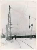 Bandelen Kiruna Riksgränsen fick elektriska tågdriften den 19 januari 1915. Elektriska driften av den Svenska delen av Malmbanan togs i bruk under åren 1915 - 1922. Kontaktlednings stolparna var typiska för Malmbanan på grund av dom var nitade.