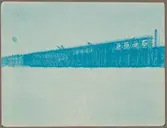 Bangård på Svartön vid Luleå station. Malmviadukterna byggas om. Nya viadukten, Fack 5 nr 21. 1888-03-12  det första malmtåget kom ned till Luleå. Stationshuset färdigtbyggdes 1887. Exploateringen i malmgruvorna började öka. Kapaciteten har successivt också ökat genom förstärkning av bana, broar, mötesstationer och elektrisk drift.