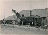 Bangård på Svartön vid Luleå station. Malmlastningskran, ångkran Bucyrus. Malmupplaget.