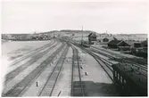 Bangård vid Luleå station. Redan 1883  började anläggningsarbeten på Svartön vid Luleå för järnvägen Luleå Gällivare - Luossavaara - Victoriahamn. Det tog nästan 6 år innan det första malmtåget kom ned till Luleå 1888. Banan byggdes av Sverige & Norge Järnväg.