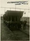Stationsinspektören vid en malmvagn i Luleå.