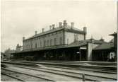 Lunds stationshus.
Tvåvånings station i sten. Stationen förlängd i båda ändar 1872, till den södra flyttade resgodsutlämningen, till den norra 3 kl väntsal.