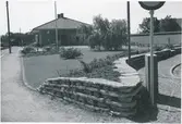 Trädgårdsanläggning vid stationen.
Stationen öppnad 1901 med ett stationshus i trä, som ansågs vara ett provisorium tills banan dragits in till Kristianstad C. Nytt stationshus byggdes dock först 1954-55, varefter det gamla revs.