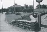 Trädgårdsanläggning vid stationen.
Stationen öppnad 1901 med ett stationshus i trä, som ansågs vara ett provisorium tills banan dragits in till Kristianstad C. Nytt stationshus byggdes dock först 1954-55, varefter det gamla revs.