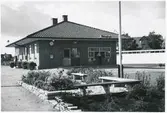 Trädgårdsanläggning vid stationen.
Stationen öppnad 1901 med ett stationshus i trä, som ansågs vara ett provisorium tills banan dragits in till Kristianstad C. Nytt stationshus byggdes dock först 1954-55, varefter det gamla revs.