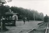 Hållplats vid Landvettersjön, anlagd 1906. Envånings stationspaviljong,   väntsalsbyggnad, ritad av arkitekt Folcke.