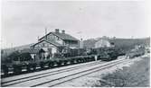 Långsele station på stambanan genom Norrland 1893. Bortåt i bild är i riktning mot Sollefteå respektive Boden. Stationshuset syns till vänster i bild och i högra fonden syns vattentornet.  
De tre ångloken är från vänster Kc 302 