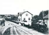 Långshyttan station. Tåget dras av Byvalla-Långshyttan Järnvägs ånglok BLJ lok 3 