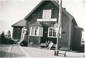 Hållplats anlagd 1923. Envånings stationshus i trä, sammanbyggt med godsmagasinet. Johan Gustavsson med hustru Emmy 1925-38.