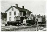 Stationen anlagd samtidigt med banan. 1938 moderniserades stationshuset, två våningar i trä .
ULJ ,Uppsala - Länna Järnväg
2