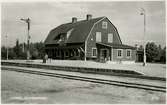 Station öppnad 19.12.1921. En- och enhalvvånings stationshus i trä