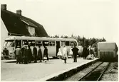 Station öppnad 19.12.1921. En- och enhalvvånings stationshus i trä