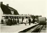 Station öppnad 19.12.1921. En- och enhalvvånings stationshus i trä