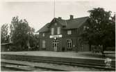 Stationen byggd 1901 av SOEJ, påb. en våning .Station från 1910 med stationshus som 1991 står kvar i bruk för SJ. Godsmagasin och lastkaj kvar . Station anlagd 1901. Tvåvånings stationshus i trä .
SOEJ, Sölvesborg - Olofström - Älmhults Järnväg