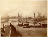 Segelfartyg i Malmö hamn. Fotografen Sharengrad föddes 1834 död 1878. Han blev hovfotograf 1872. Vagnen 5039 tillverkades av Göteborgs mekaniska 1874.