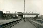 Bangården vid Malmö station. Malmö Central station. Från 1856 till 1864 hade södra stambanan öppnats i etapper. Stambanan från Malmö till Lund öppnades för trafik 1856-12-01. Första stationshuset i sten med banhall byggdes 1855-56 av en okänd dansk arkitekt, möjligen C.F.Rasmussen.  Byggnaden förstördes till stor del redan tio år senare, den 14 december 1866, vid en anlagd brand. 1878 färdigställdes en stor utvidgning av spårsystemet, stallcirkel tillkom, reparationsverkstaden och godsmagasinet utvidgades. Anslutning av enskilda järnvägar till Statsbanans egen växande trafik. Det nya stationshuset och banhallen blev färdiga 1981. Arkitekt var A W Edelsvärd. Stationshus är K-märkt 1986.  Dubbelspår mellan Malmö och Arlöv öppnades för allmän trafik 1896. För att följa efter trafikens utveckling har stationen genomgått flera utvidgningar och moderniseringar. Stationen kallas Malmö Central från 1926-05-15. Fick eldrift 1933.