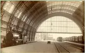 Statens Järnvägar, SJ Cc 404 med tillkopplad Kd-tender.
Malmö nya banhall åren efter 1891.
