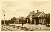 Station anlagd 1905. En- och enhalvvånings stationshus i trä Biljettförsäljningen upphörde 1995/96.
GDG, Tfv Göteborg - Dalarna - Gävle