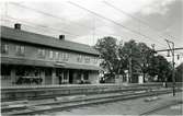 Envånings stationshus i trä av Gnestatypen, byggt 1863-64 .Tvåvånings stationshus i trä