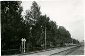 Stationen omb. 1929 . MVJ, anlagd 1891. 1896 öppnades Mora - Mora Noret. Stationshuset ombyggdes och moderniserades 1930. Tre bostadshus med vardera fyra lägenheter uppfördes omkring 1920. Tvåvånings stationshus i trä 
MVJ, Mora - Vänerns Järnväg