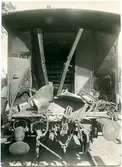 Krockad postvagn med skador. På bilden står Sammanstötningen i Motala 1925.