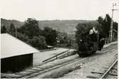 Munkedals bruk - Skree/Munkedals hamn, MJ, MJ lok 1, skrotad 1955. 
Växling på Munkedal station. Foto mot söder.