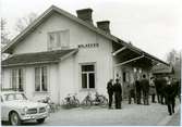 Trafikplats anlagd 1874. Envånings putsat stationshus. Expeditionslokalerna och väntsalen moderniserade 1945.  Bilen, av märket Volvo 121, lanserades i Sverige 1956. Mopeden, mitt i bild, är en Gripen.