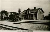 Station öppnad 2 april 1899. Bispår till Målerås station. En- och enhalvvånings stationshus i trä, gult med vita knutar. 
Samma bild finns i boken Kosta Järnväg, skriven av Lennart Welander. Loket är Kosta-Lessebo Järnväg, KLJ 3 