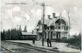 Station anlagd 1902. Tvåvånings stationshus i trä. Expeditionslokaler och väntsal moderniserades 1942-43.