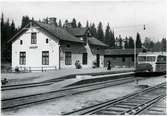 Station anlagd 1894. En- och enhalvvånings putsat stationshus. På spåret står en Hilding Carlsson motorvagn.