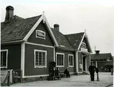 Trafikplats anlagd 1887. Envånings stationshus i trä, med två gavlar mot banan.