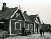 Trafikplats anlagd 1887. Envånings stationshus i trä, med två gavlar mot banan.