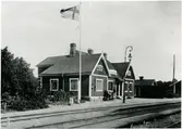 Trafikplats anlagd 1887. Envånings stationshus i trä, med två gavlar mot banan.