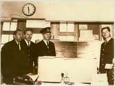 Personal visar nytt ställverk modell 65. Från vänster: Rolf Sundman, Tore Jansson, Stig Hjort, stationsmästare och Arne Glans