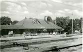 Station, utmed linjen Stockholm-Uppsala, uppförd 1876. Stationshus av Habomodellen. Det nuvarande stationshuset byggdes 1914. Det renoverades 1947. Samtidigt byggdes bangården om. Järnvägen elektrifierades 1934.