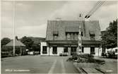 Stationen byggd av Höganäs Mölle Järnväg, HMöJ, 1909. En- och en halv vånings stationshus i sten, på tvären över bangårdsänden. Större omändringar har vidtagits 1926-27.