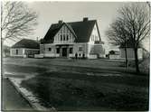 Stationen byggd av Höganäs Mölle Järnväg, HMöJ, 1909. En- och en halv vånings stationshus i sten, på tvären över bangårdsänden. Större omändringar har vidtagits 1926-27.