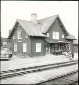 Niemisel station. Bilen är av märket DeSoto årsmodell 1946 - 1948.