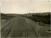 Hållplatsen anlagd 1909. En- och enhalvvånings stationshus i trä