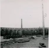 Statens Järnvägar, SJ D lok till höger om Tekla, strömavtagarvagnen som ger loket spänning när det ska köras i ett oelektrifierat stall