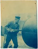 Man som nitar en ångpanna.