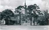 Järnvägsstation och kyrkan. Vykort från pressbyrån 1955
