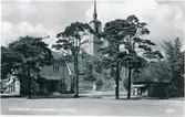 Järnvägsstation och kyrkan. Vykort från pressbyrån 1955