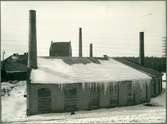 Lokstallar med snö på taket. Text på bilden - Tre nya likstallar i Nässjö uppförda 1915.