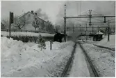 Bangården med stora snödrivor.Text på bilden - Efter det stora snöfallet under trettondagshelgen 1948.  Fjärrgodståg, fjgt,4301 under utfart mot Halmstadsbanan.