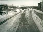 Utsikt från gatubron i Nässjö mot söder, utvisande spårsystemet vid 1915 års slut.
Till vänster banan mot Kalmar. Rakt fram mot Alvesta. Till höger skymtar Sävsjöström - Nässjö Järnvägs, SäNJ, lokstall.