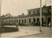 Nässjö station från gatusidan. Bilar och resande.