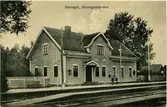 Station öppnad 1874. En- och enhalvvånings putsad stationshus.  Mekanisk växelförregling. Bostadslägenheten, expedition och väntsal  reparerades 1947. Järnvägen elektrifierades 1955.