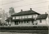 Ockelbo station anlades 1874. På 1940-talet moderniserades expeditionslokalerna. Järnvägen elektrifierades 1935.